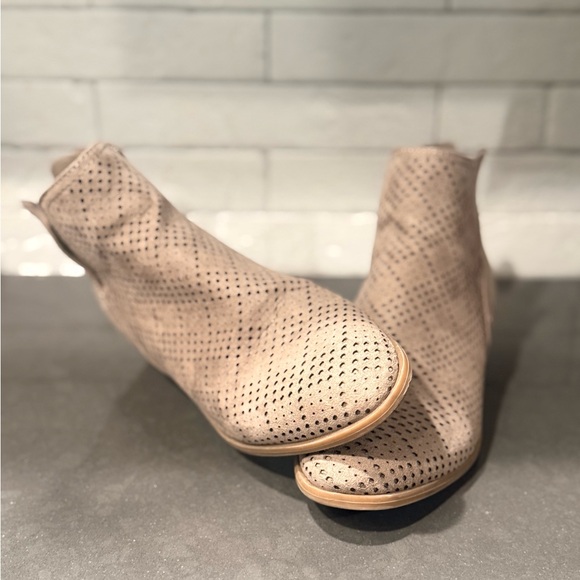 BKE Shoes - BKE Women’s Lolita Ankle Boot sz: 6